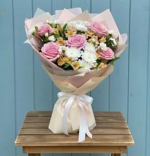 Букет цветов из:  Гвоздики, Орхидеи и Розы в Копейске