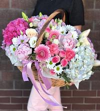 Цветочная композиция из Розы, Хризантемы, Пионы и Лизиантусы в корзине в Копейске