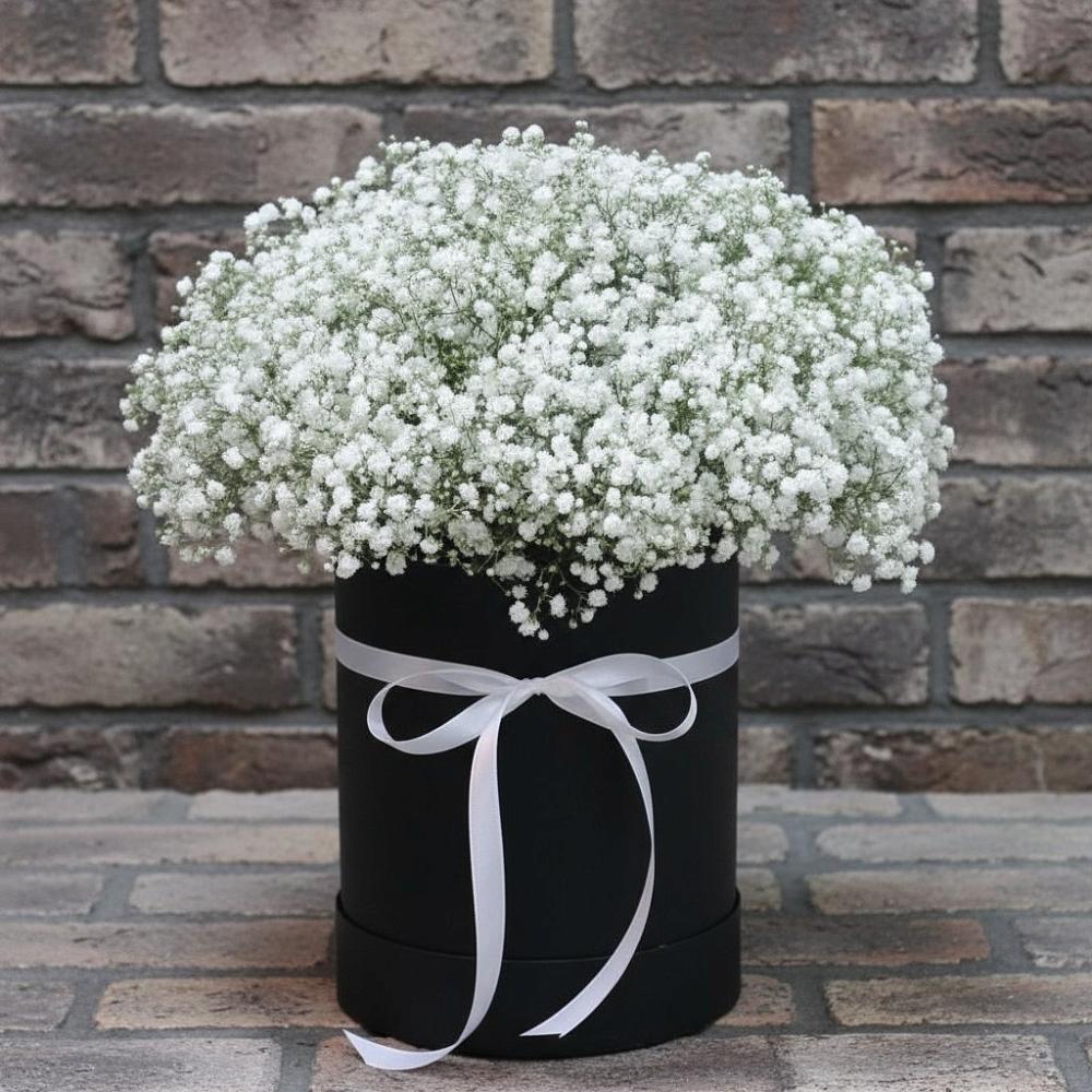 Цветочная композиция из Гипсофила в шляпной коробке в Копейске