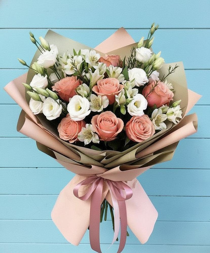 Букет цветов из: Розы, Альстромерии и Лизиантусы в Копейске