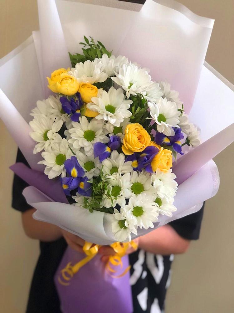 Букет цветов из: Ирисы, Хризантемы и Розы в Копейске