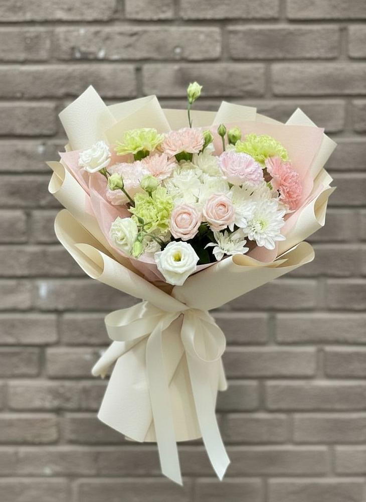 Букет цветов из: Гвоздики, Розы, Лизиантусы и Хризантемы в Копейске