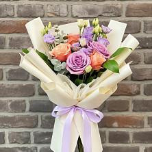 Букет цветов из:  Лизиантусы и Розы в Копейске