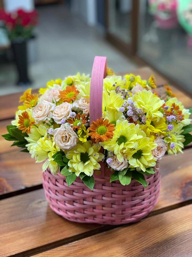 Цветочная композиция из Хризантемы и Розы в корзине в Копейске