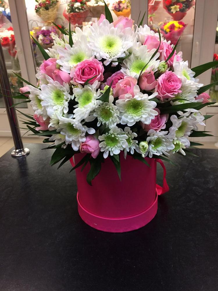 Цветочная композиция из Розы и Хризантемы в шляпной коробке в Копейске