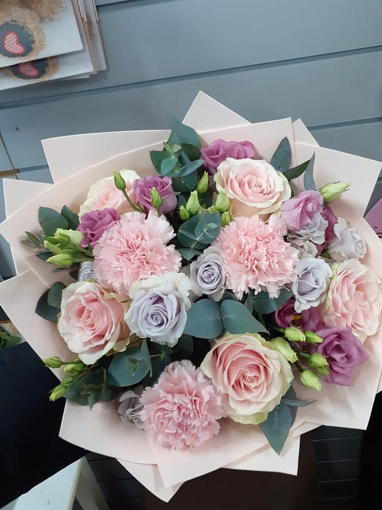 Букет цветов из: Розы, Гвоздики и Лизиантусы в Копейске